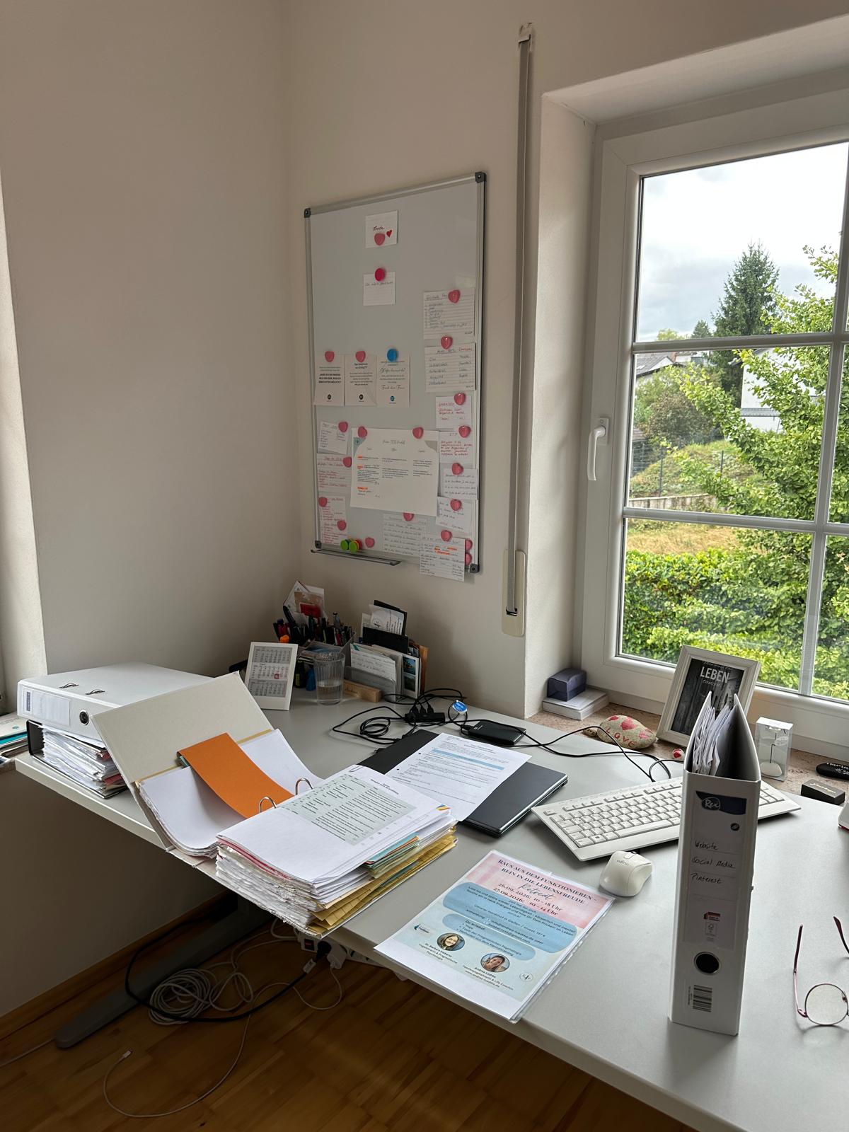 Stapel Papier, Ordner und Unterlagen auf Andreas Schreibtisch vor dem Aufräumen